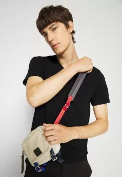 Filippa K V Neck Tee - T-Shirts - Black -[Merkevare] Salg 0ca5031585f24c45876676651c387370