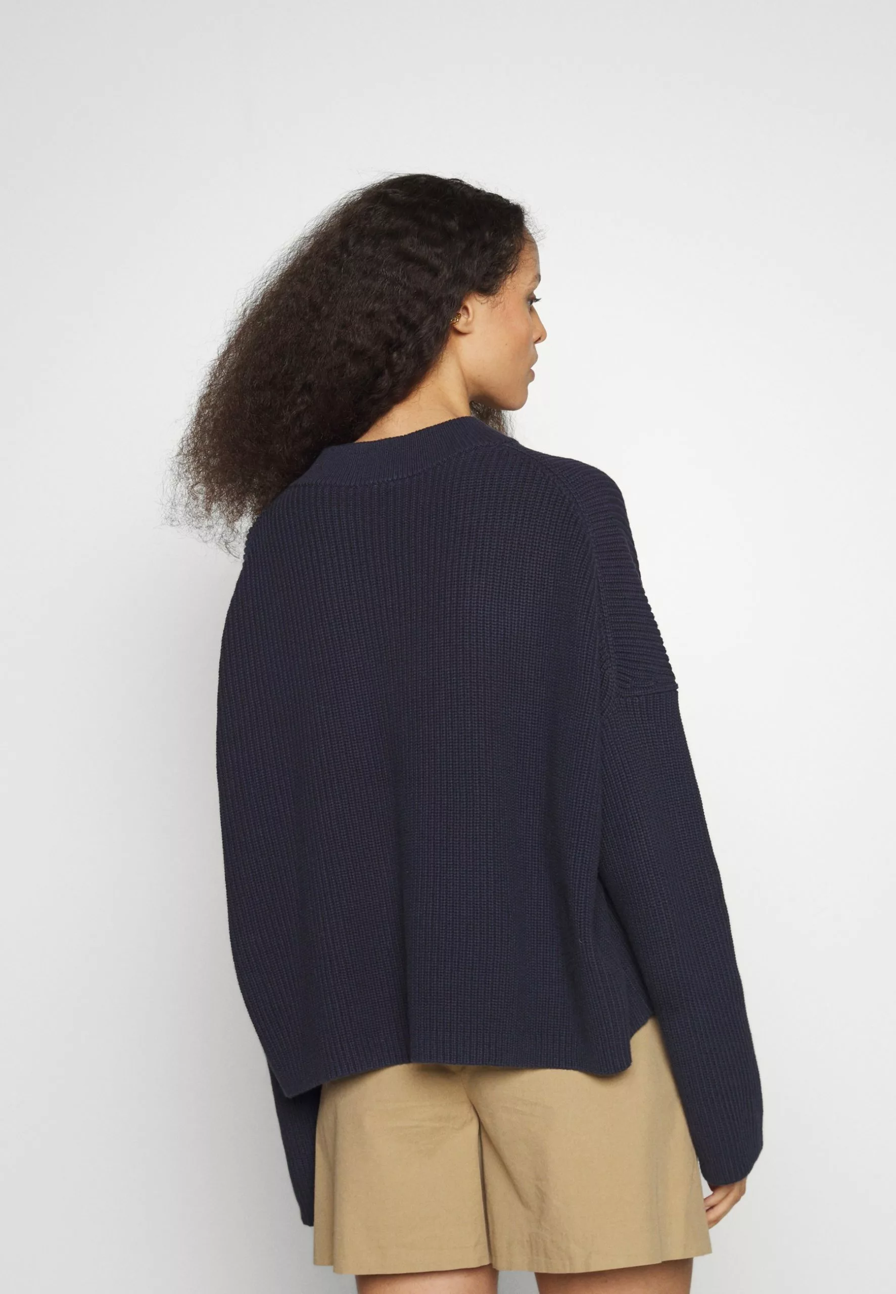 Filippa K Boxy V-Neck - Strikkegenser - Navy 7 Filippa K Boxy V-Neck - Strikkegenser - Navy - Bilde 5