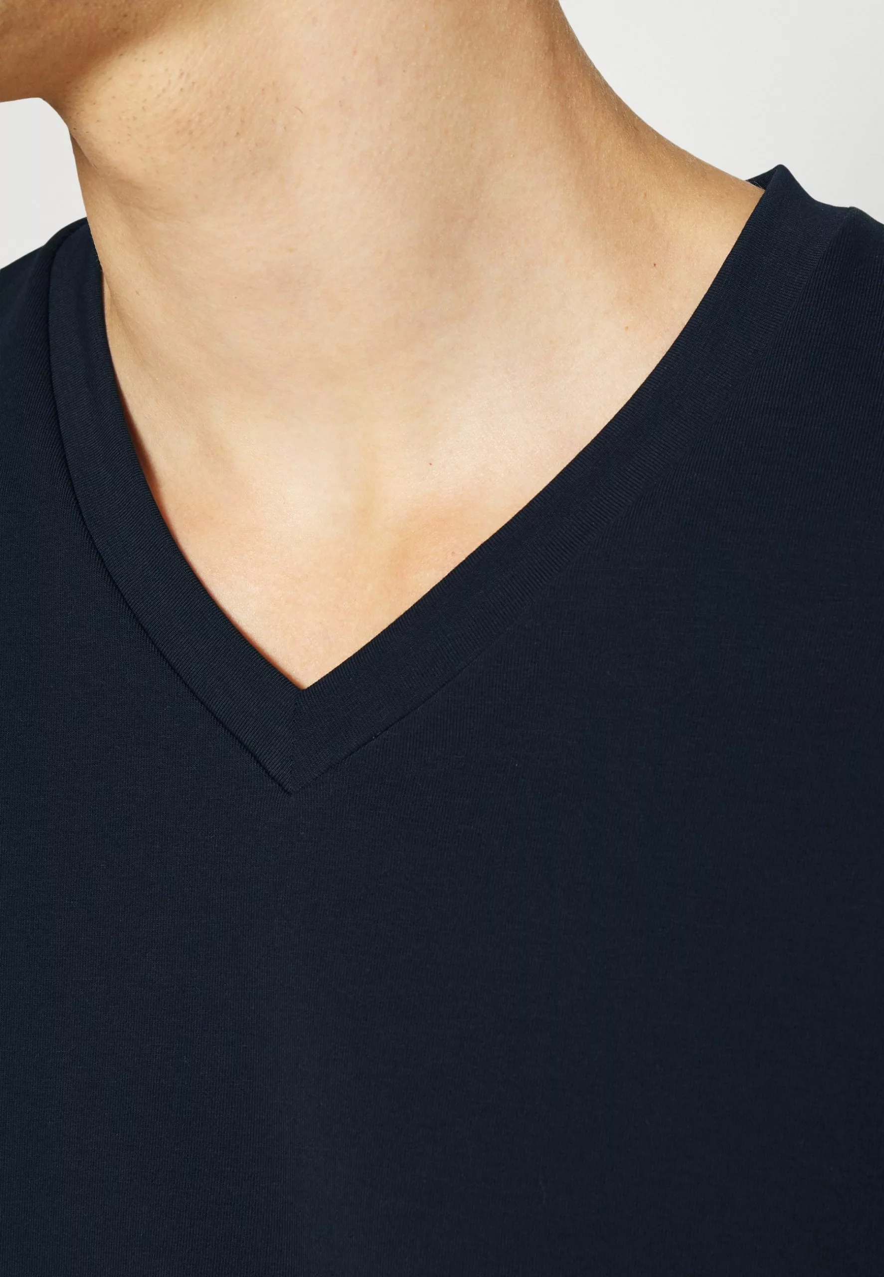 Filippa K V Neck Tee - T-Shirts - Navy 8 Filippa K V Neck Tee - T-Shirts - Navy - Bilde 6