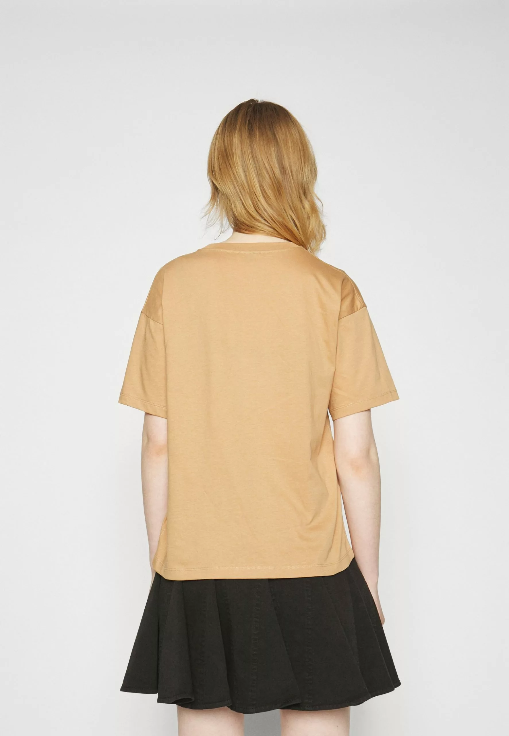 Filippa K Loose Fit Tee - T-Shirts - Sand Beige 6 Filippa K Loose Fit Tee - T-Shirts - Sand Beige - Bilde 4