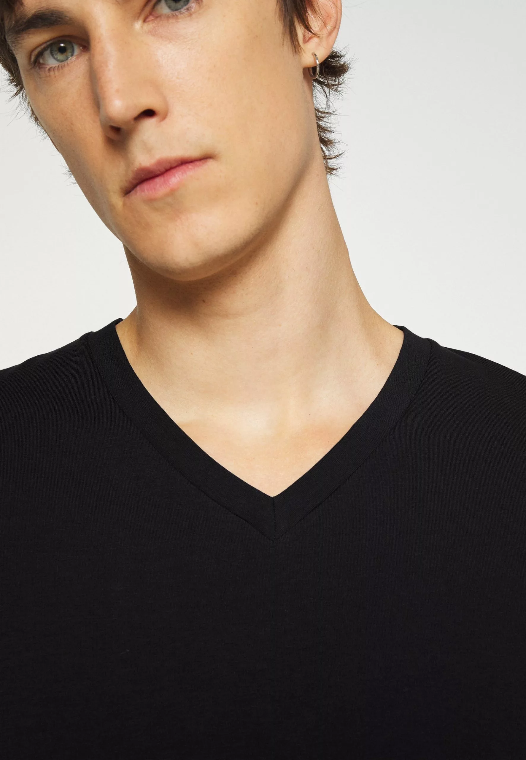 Filippa K V Neck Tee - T-Shirts - Black 8 Filippa K V Neck Tee - T-Shirts - Black - Bilde 6