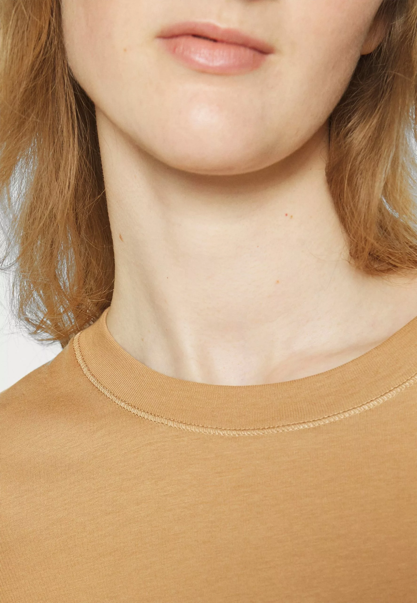 Filippa K Loose Fit Tee - T-Shirts - Sand Beige 9 Filippa K Loose Fit Tee - T-Shirts - Sand Beige - Bilde 7