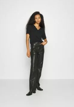 Filippa K V Neck Tee - T-Shirts - Black -[Merkevare] Salg 29af3e650c2c4e73a8a29b7828c0ea16