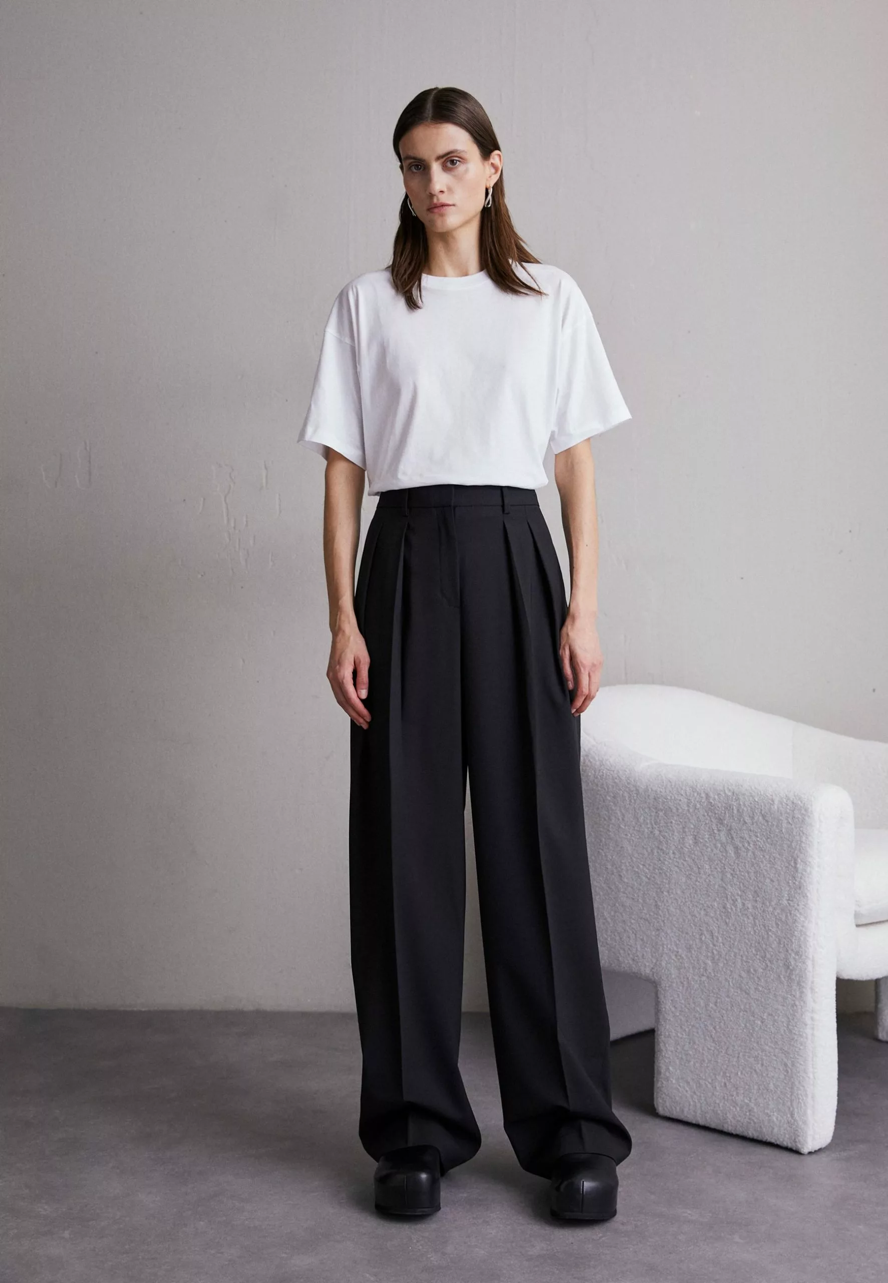 Filippa K Loose Fit Tee - T-Shirts - White 4 Filippa K Loose Fit Tee - T-Shirts - White - Bilde 2