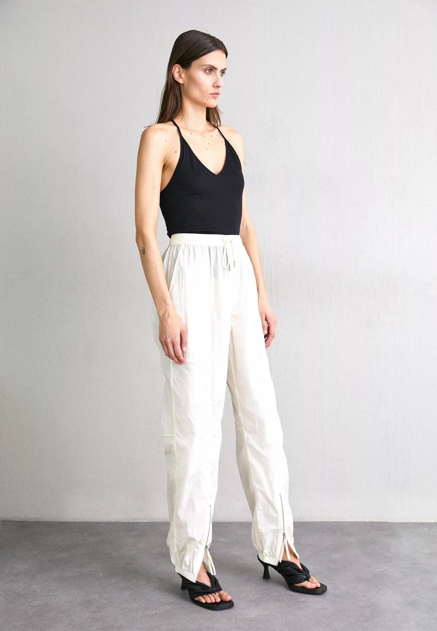 Filippa K Light Functional Trousers - Bukse - White Chalk 4 Filippa K Light Functional Trousers - Bukse - White Chalk - Bilde 2