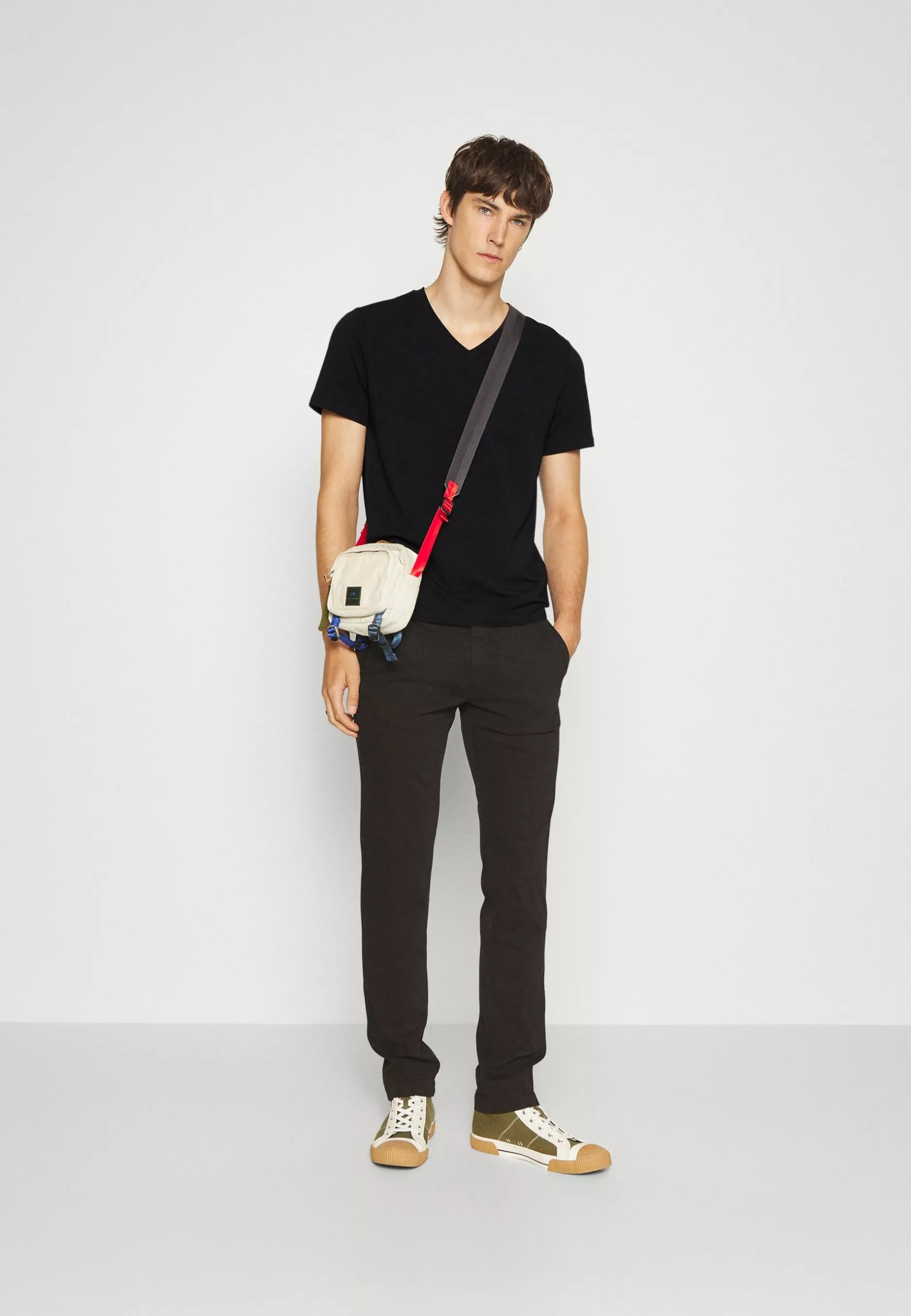 Filippa K V Neck Tee - T-Shirts - Black 4 Filippa K V Neck Tee - T-Shirts - Black - Bilde 2