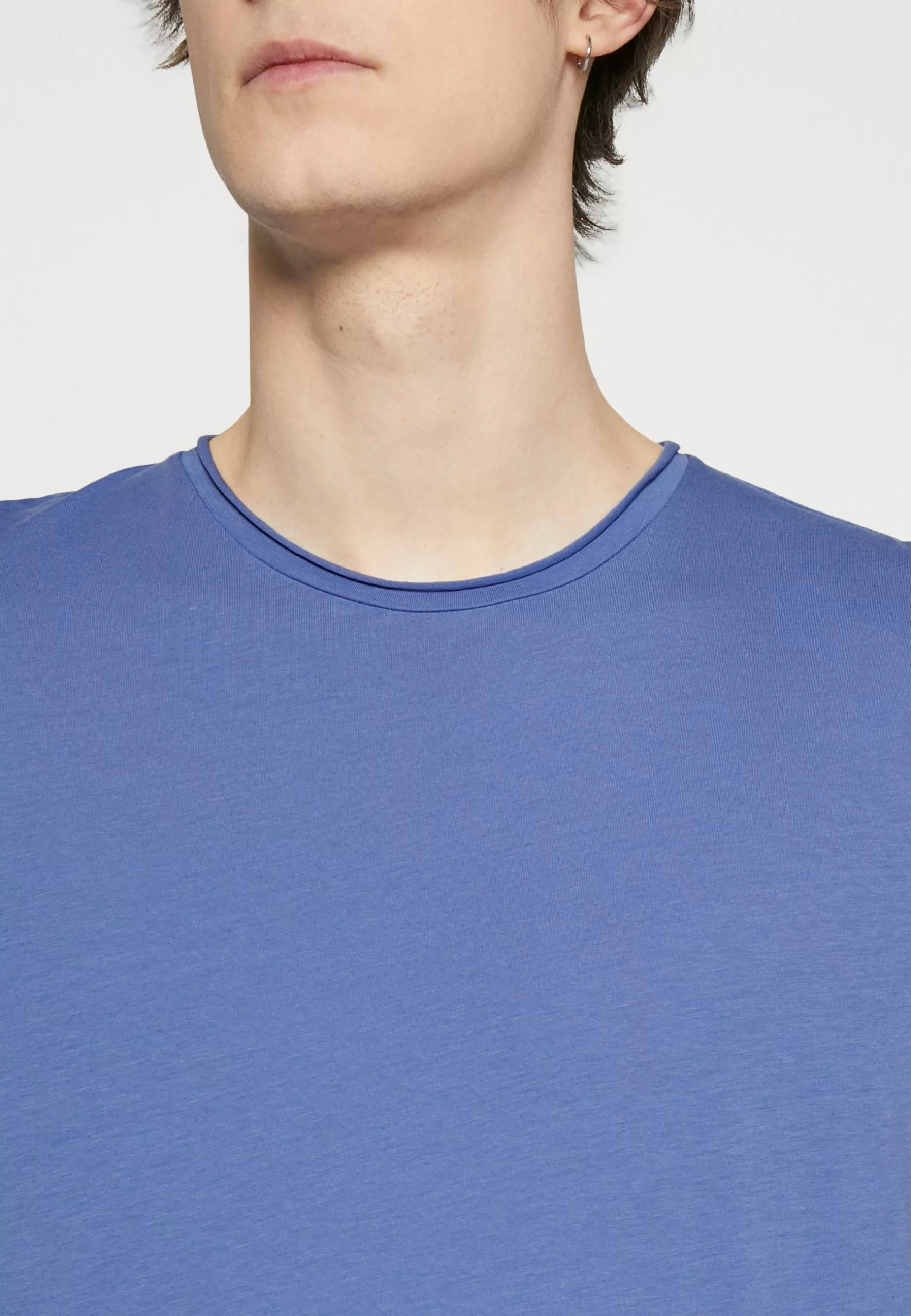 Filippa K Roll Neck Tee - T-Shirts - Coral Blue 7 Filippa K Roll Neck Tee - T-Shirts - Coral Blue - Bilde 5