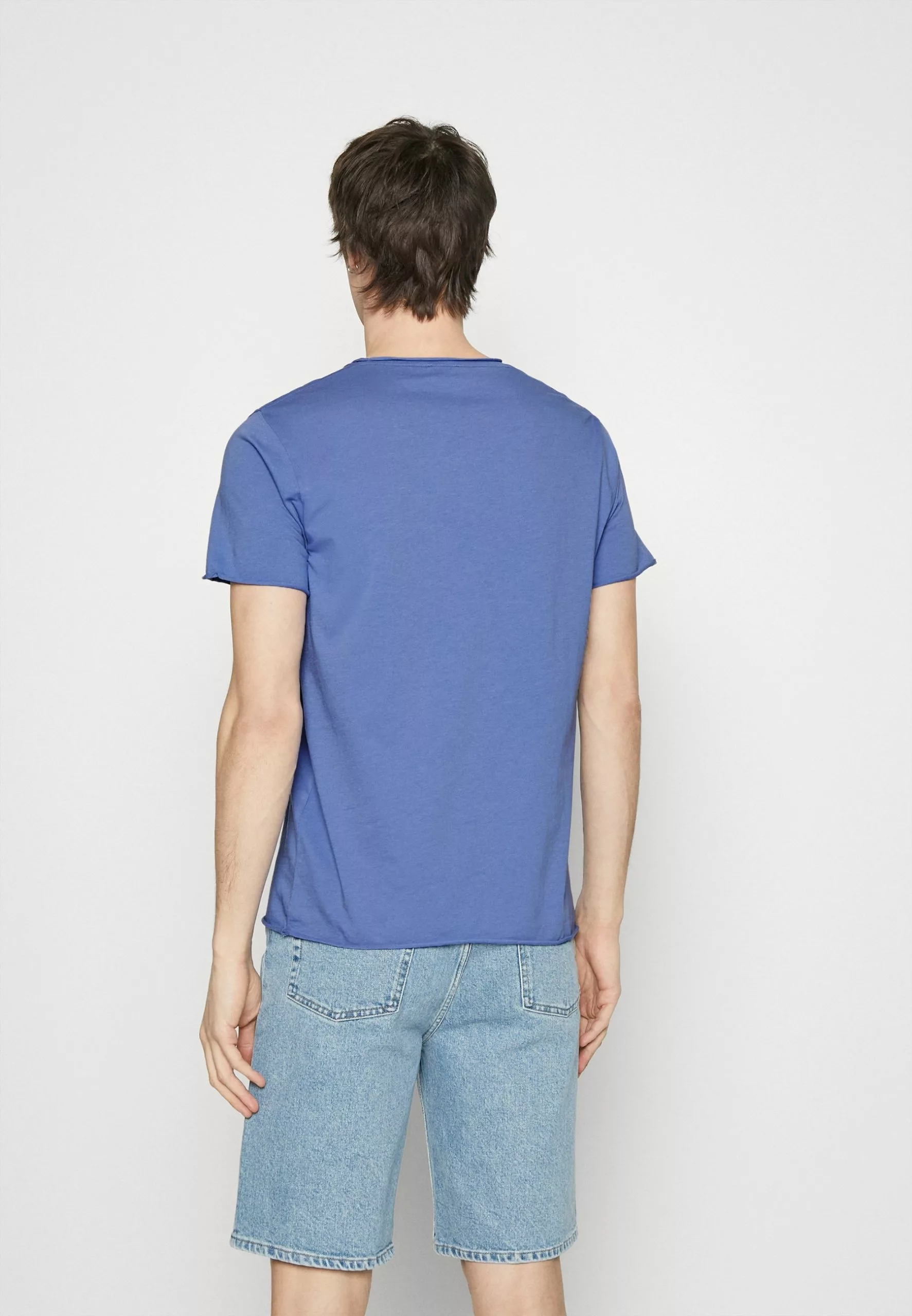 Filippa K Roll Neck Tee - T-Shirts - Coral Blue 5 Filippa K Roll Neck Tee - T-Shirts - Coral Blue - Bilde 3