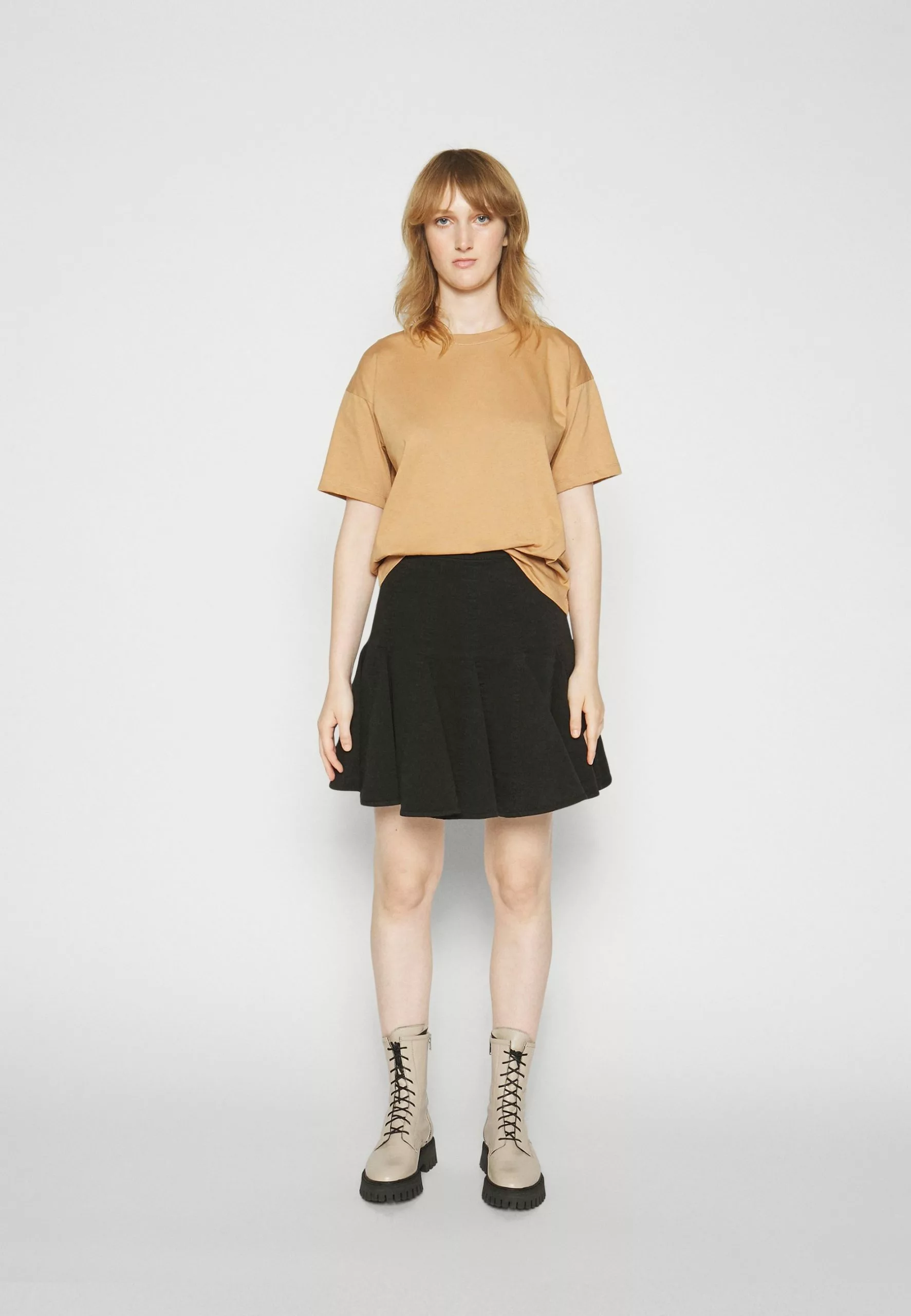 Filippa K Loose Fit Tee - T-Shirts - Sand Beige 7 Filippa K Loose Fit Tee - T-Shirts - Sand Beige - Bilde 5
