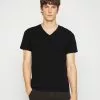 Filippa K V Neck Tee - T-Shirts - Black -[Merkevare] Salg 927dd3dc65f74596aabebcdf1fe9f006