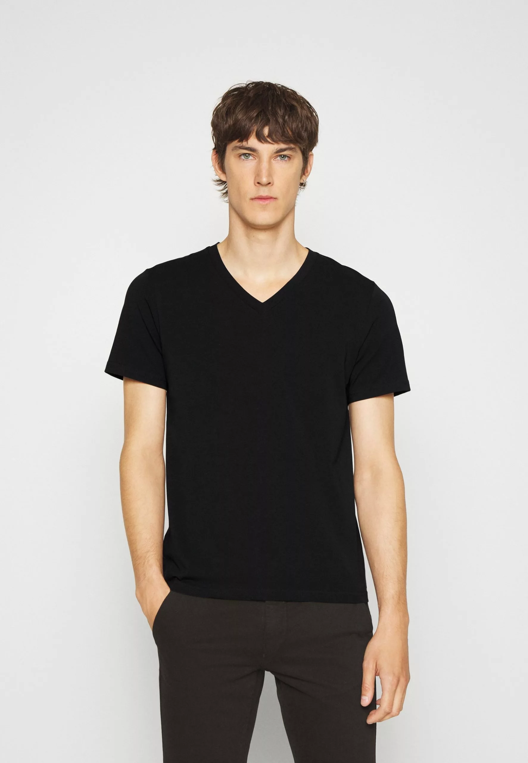 Filippa K V Neck Tee - T-Shirts - Black 3 Filippa K V Neck Tee - T-Shirts - Black