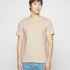 Filippa K Tee - T-Shirts - Dune -[Merkevare] Salg 97a18279170c4dafaa2b17bbf1ffe151