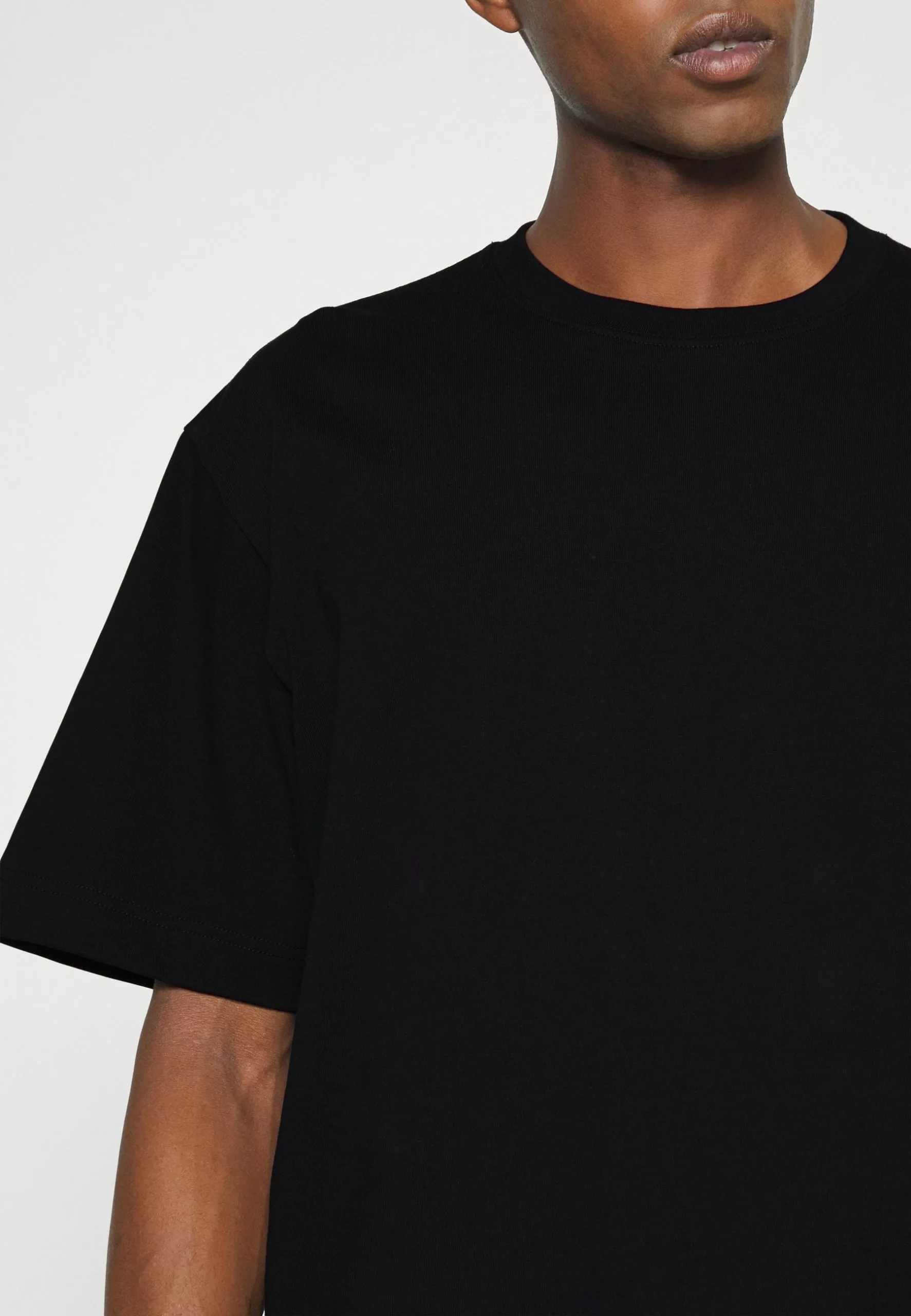 Filippa K Heavy Crewneck Tee - T-Shirts - Black 8 Filippa K Heavy Crewneck Tee - T-Shirts - Black - Bilde 6