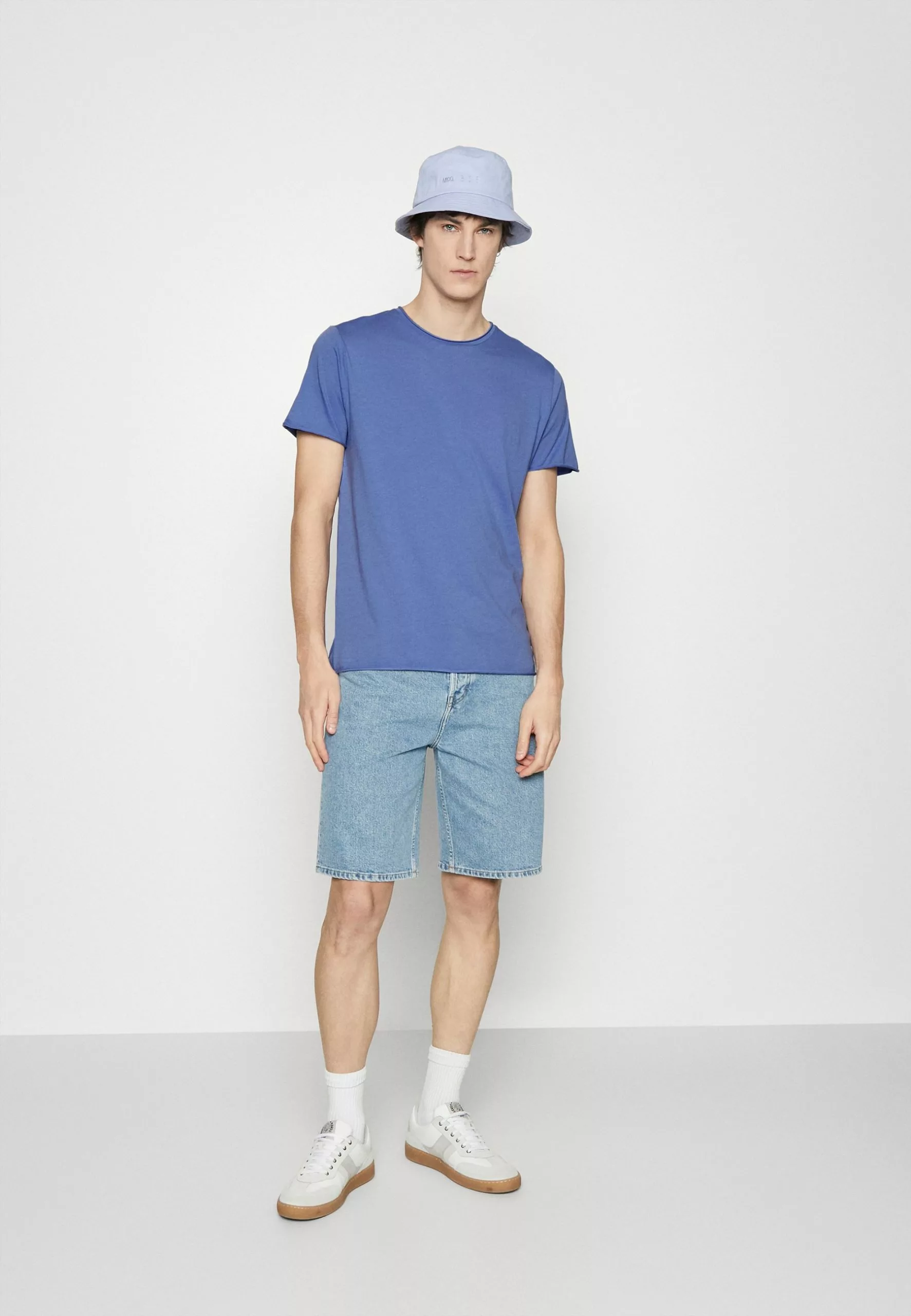 Filippa K Roll Neck Tee - T-Shirts - Coral Blue 4 Filippa K Roll Neck Tee - T-Shirts - Coral Blue - Bilde 2