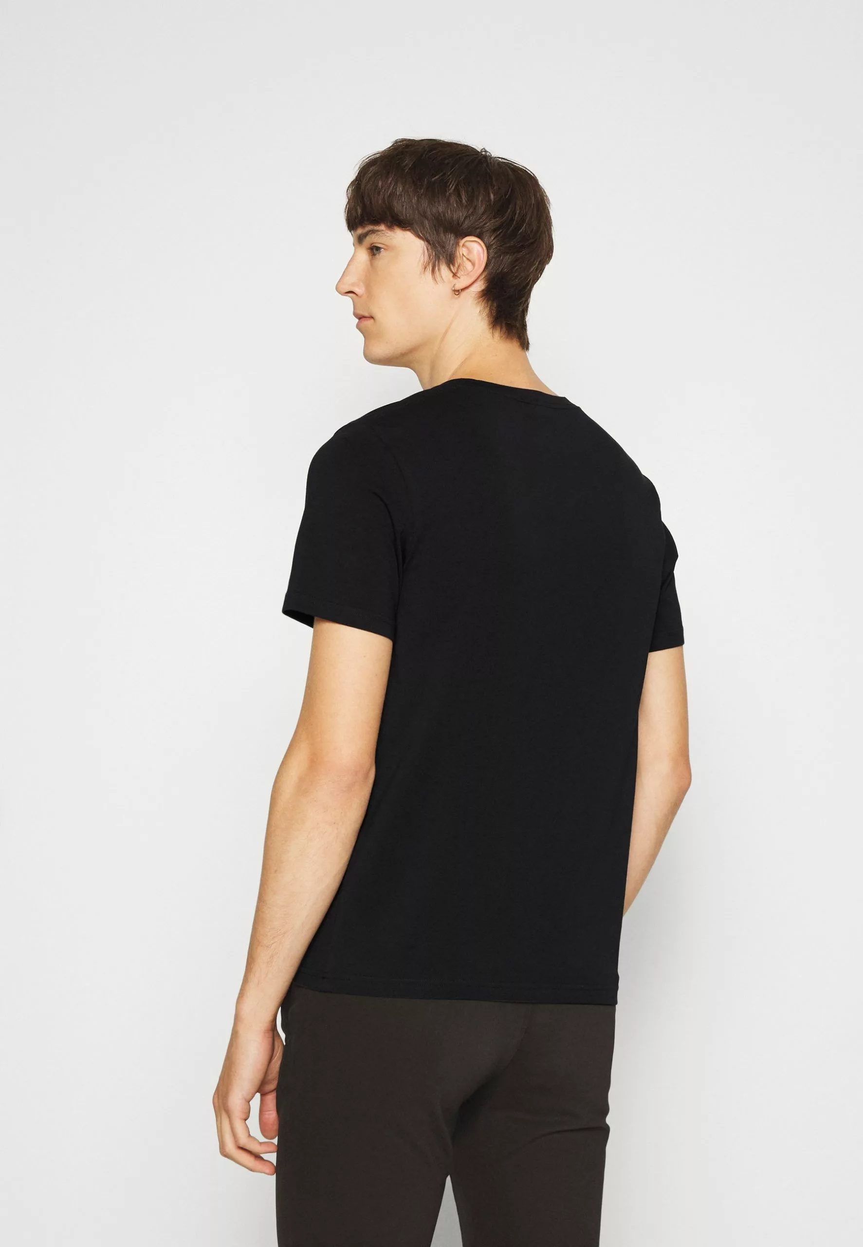 Filippa K V Neck Tee - T-Shirts - Black 5 Filippa K V Neck Tee - T-Shirts - Black - Bilde 3