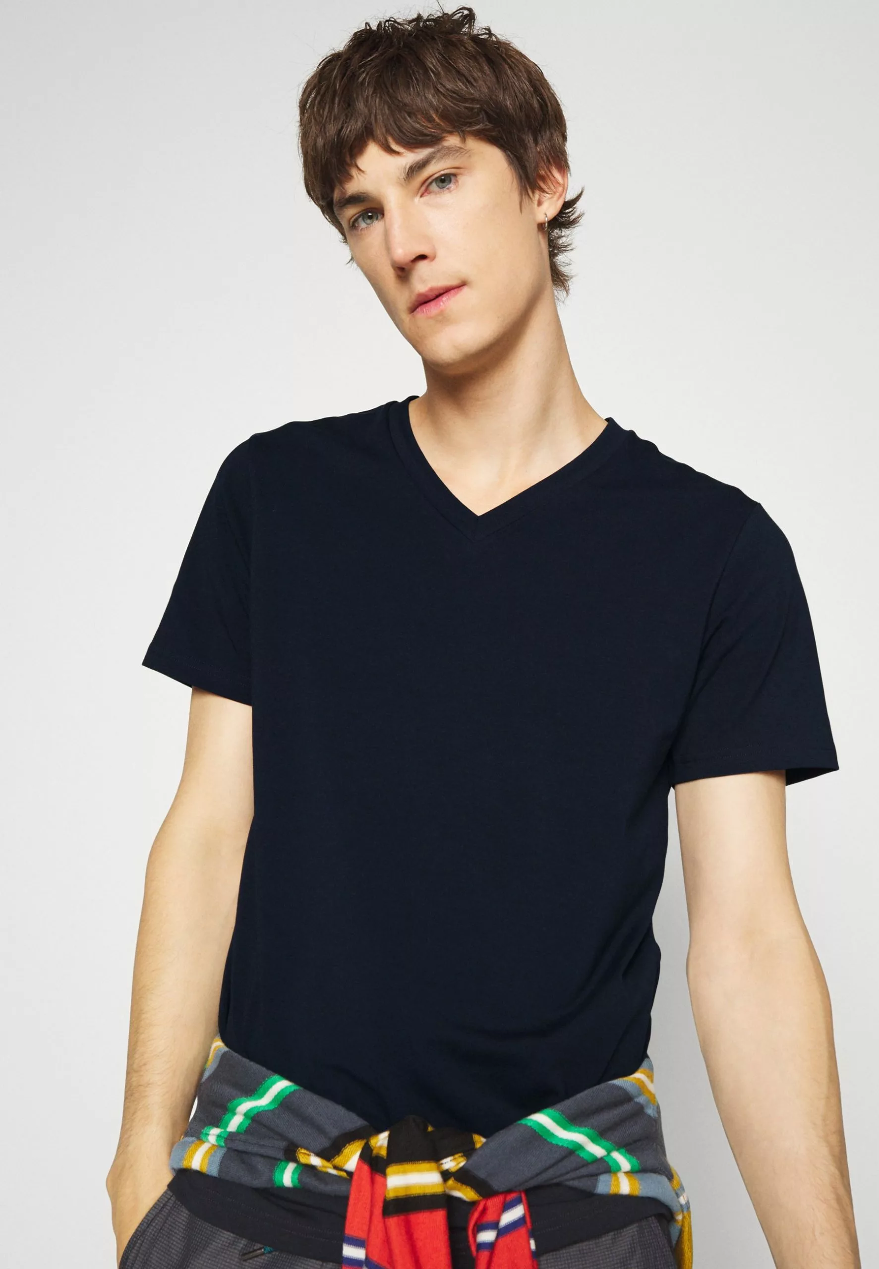 Filippa K V Neck Tee - T-Shirts - Navy 6 Filippa K V Neck Tee - T-Shirts - Navy - Bilde 4