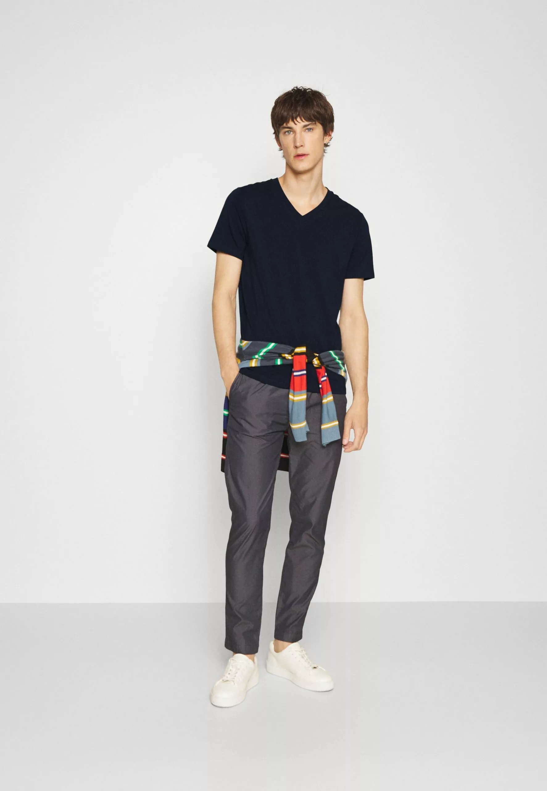 Filippa K V Neck Tee - T-Shirts - Navy 4 Filippa K V Neck Tee - T-Shirts - Navy - Bilde 2
