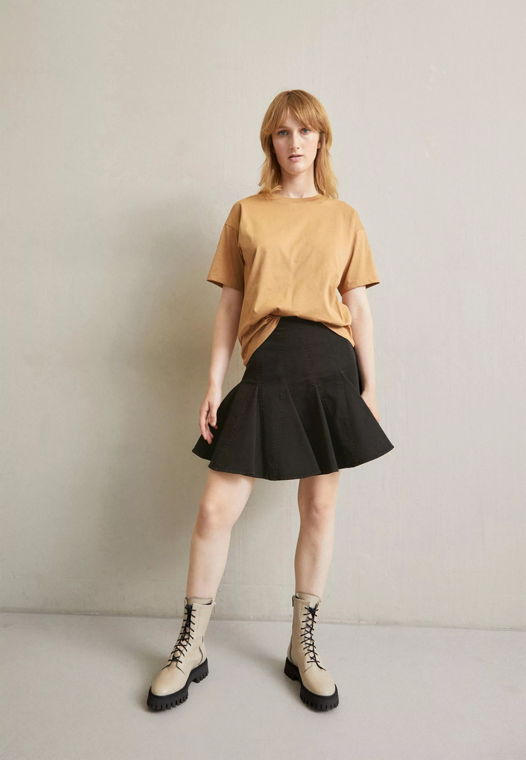 Filippa K Loose Fit Tee - T-Shirts - Sand Beige 4 Filippa K Loose Fit Tee - T-Shirts - Sand Beige - Bilde 2