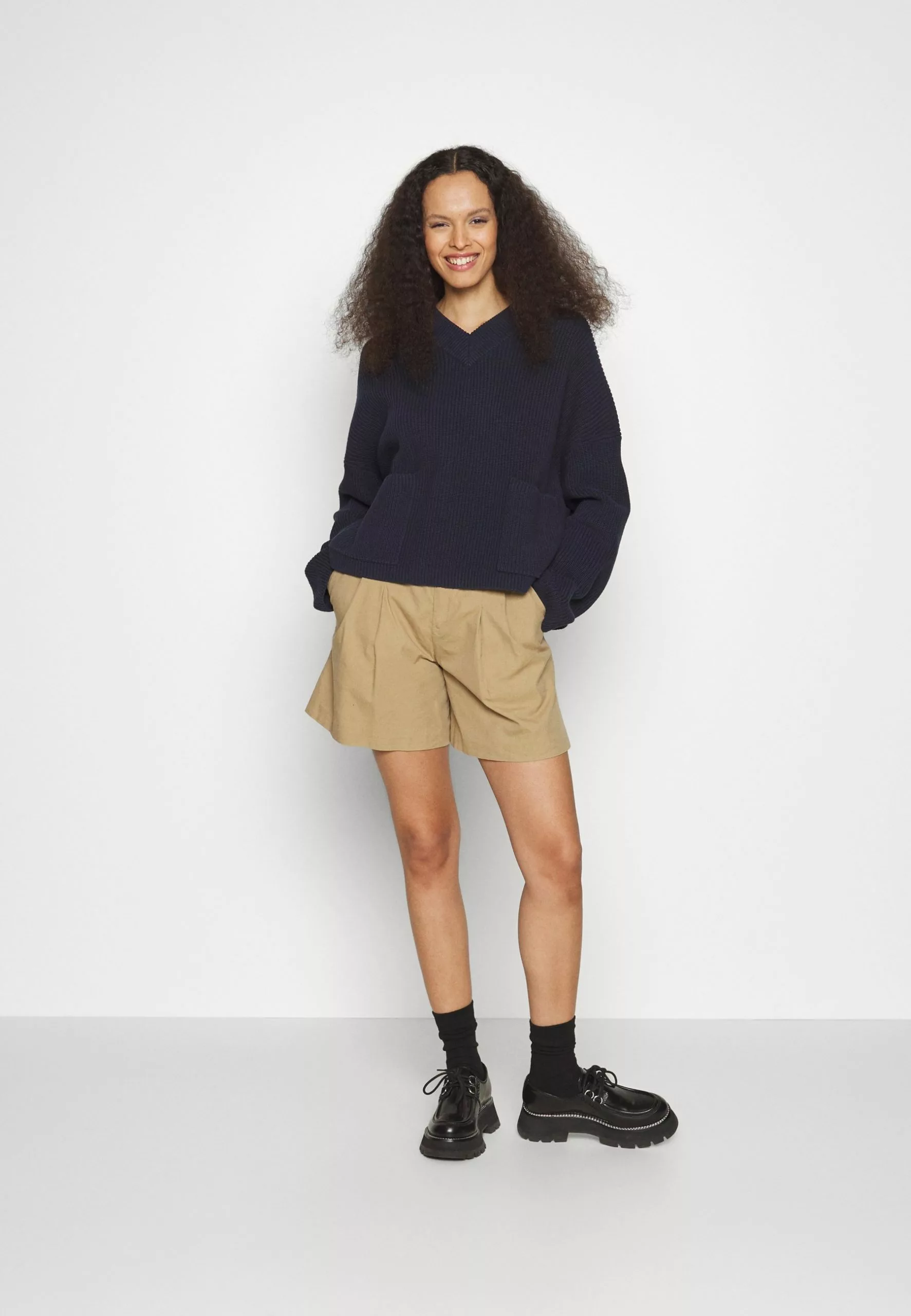 Filippa K Boxy V-Neck - Strikkegenser - Navy 5 Filippa K Boxy V-Neck - Strikkegenser - Navy - Bilde 3