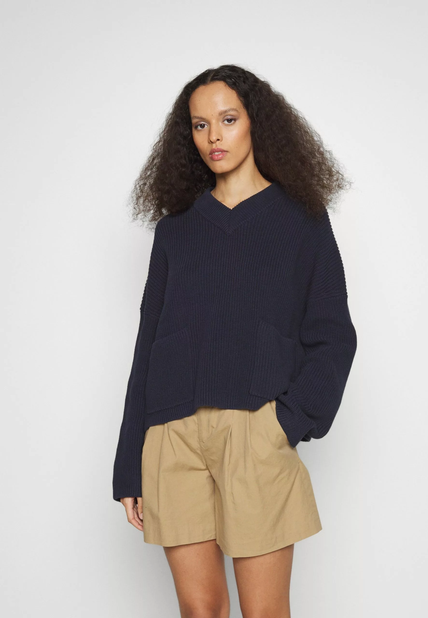 Filippa K Boxy V-Neck - Strikkegenser - Navy 6 Filippa K Boxy V-Neck - Strikkegenser - Navy - Bilde 4