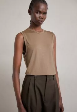 Filippa K V-Neck Tank- Topper - Nougat
