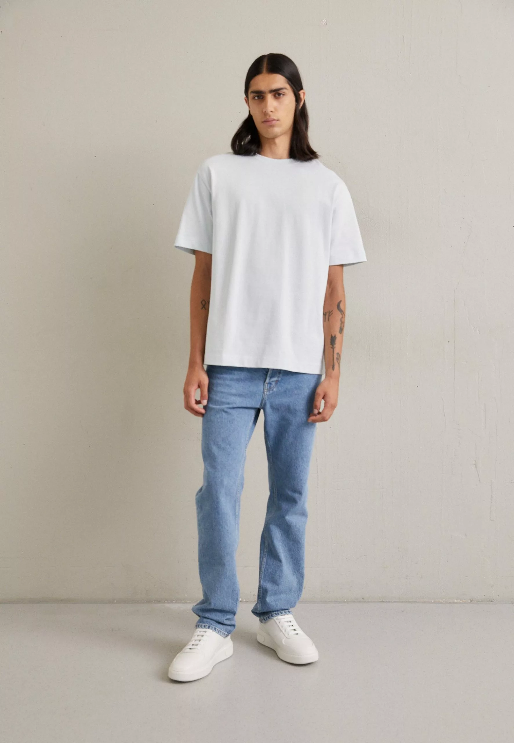 Filippa K Heavy Crewneck Tee - T-Shirts - Ice Blue 4 Filippa K Heavy Crewneck Tee - T-Shirts - Ice Blue - Bilde 2