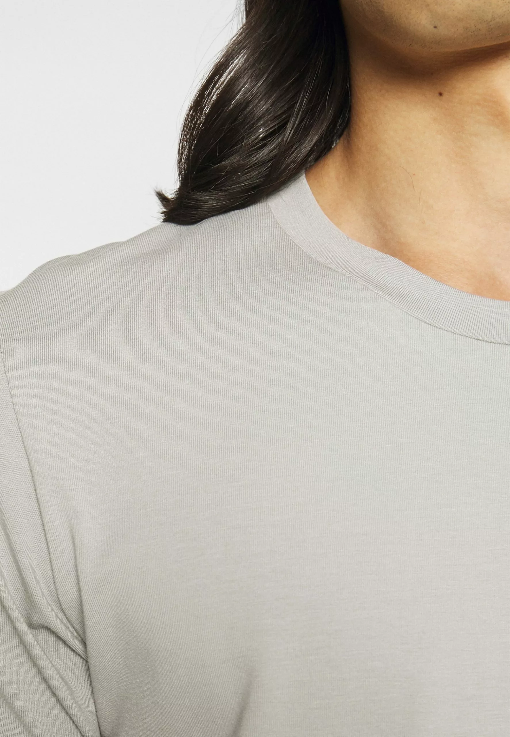 Filippa K Tee - T-Shirts - Feather Grey 10 Filippa K Tee - T-Shirts - Feather Grey - Bilde 8